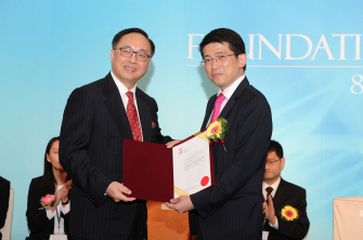 香港大學李嘉誠醫學院副院長(人力資本)、內科學系臨床教授、李樹芬醫學基金會教授(血液學)梁如鴻教授