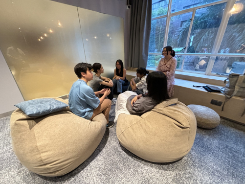 友師與學員定期見面，引導他們規劃未來、思考出路。