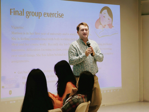 David Matthew Edmond博士引導與會學生參加者就朋輩精神健康支援進行公開討論