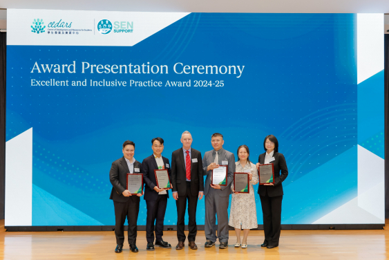 港大副校長（教學） 何立仁教授與一眾得獎者合照