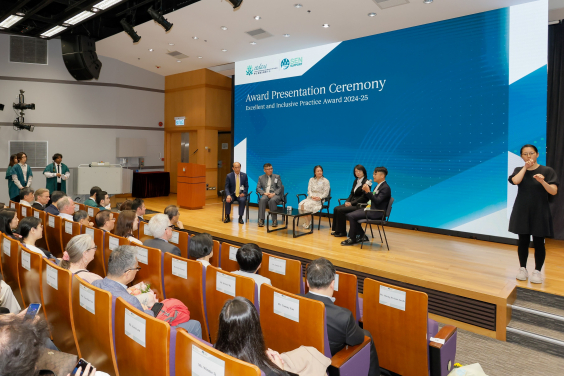 港大學生事務長謝樹基教授與一眾得獎者進行專題討論，探討在支援有特殊教育需求學生方面的成就與見解