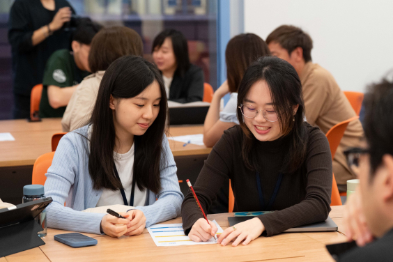 參與工作坊的港大學生就如何提升長者身心健康踴躍進行討論。