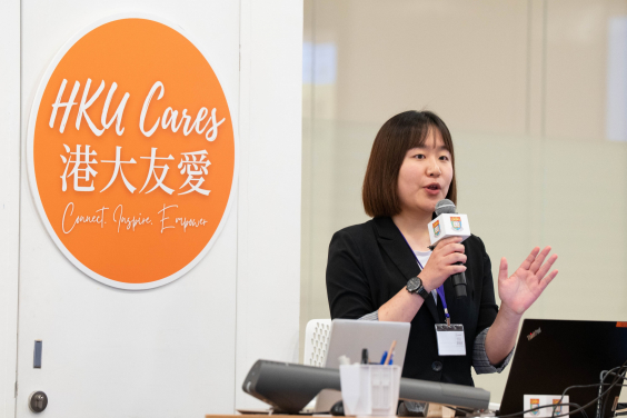 港大學生團隊在簡報比賽向評審介紹社會創新方案。 