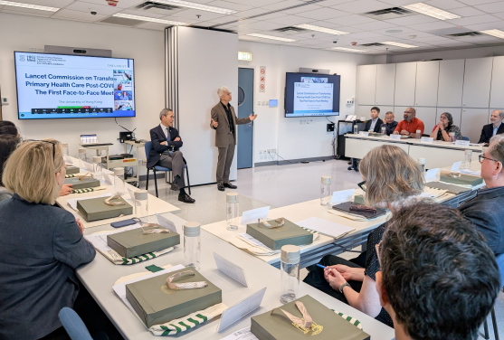 港大醫學院黃志威教授（中）歡迎《刺針》委員會委員出席會議，期待攜手推動基層醫療健康發展。
 