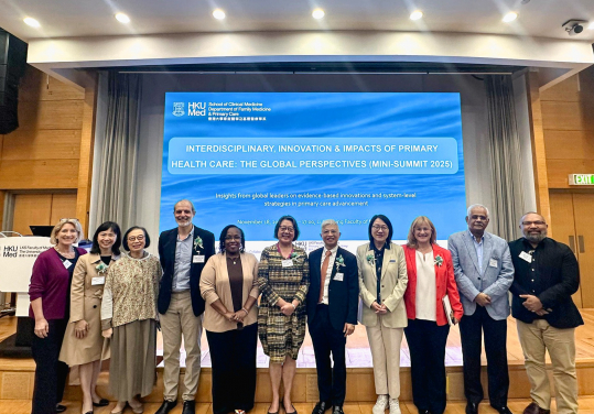 高峰論壇上一眾講者合照。
 